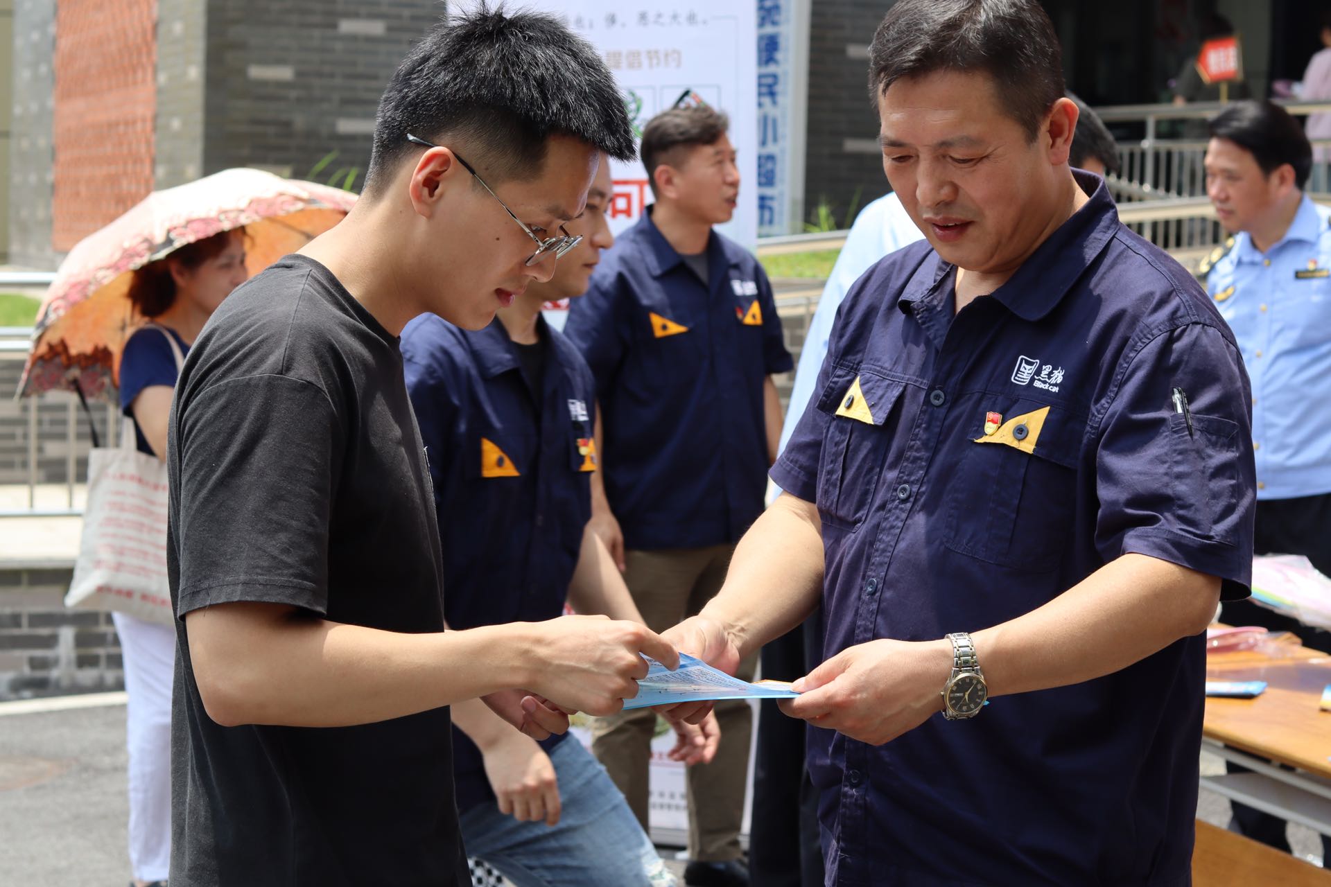 開門子物業(yè)黨支部黨員向市民宣傳“《中華人民共和國反食品浪費(fèi)法》.jpg